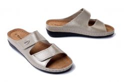 TAMARIS 1-27510-41 965 M2751041 light gold met, klapki damskie. Żółte klapki Tamaris, bez wzorów, bez obcasa, na koturnie. Za 179.90 zł.