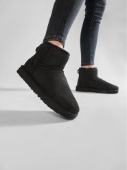Ugg Śniegowce W Classic Mini II 1016222 Czarny. Czarne trapery i śniegowce UGG, ze skóry. Za 821.07 zł.