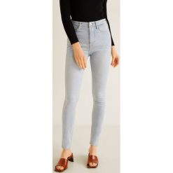 Mango - Jeansy Soho. Niebieskie jeansy Mango, z aplikacjami, z podwyższonym stanem. W wyprzedaży za 69.90 zł.