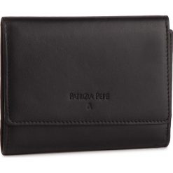 Duży Portfel Damski PATRIZIA PEPE - 2V7081/A4XR-F2AN Nero. Czarne portfele Patrizia Pepe, bez wzorów, ze skóry. W wyprzedaży za 379.00 zł.