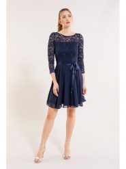 SWING Sukienka w kolorze granatowym rozmiar: 38. Niebieskie sukienki Swing, bez wzorów, z koronki, bez kołnierzyka, bez ramiączek, mini. Za 269.81 zł.