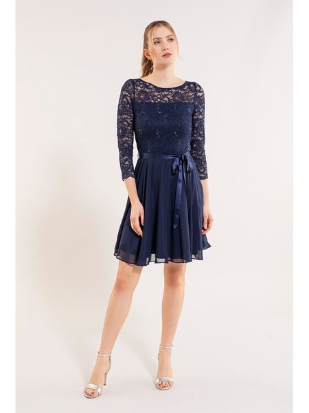 SWING Sukienka w kolorze granatowym rozmiar: 42. Niebieskie sukienki Swing, bez wzorów, z koronki, bez kołnierzyka, bez ramiączek, mini. Za 284.95 zł.