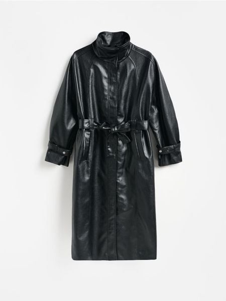 Płaszcz z imitacji skóry - czarny. Czarne płaszcze Reserved, l, bez wzorów, ze skóry, bez kaptura. Za 359.99 zł.