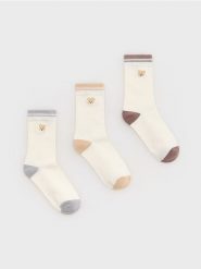 Skarpetki z wiskozą 3 pack - kremowy. Białe skarpety Reserved, bez wzorów, z wiskozy. W wyprzedaży za 25.99 zł.