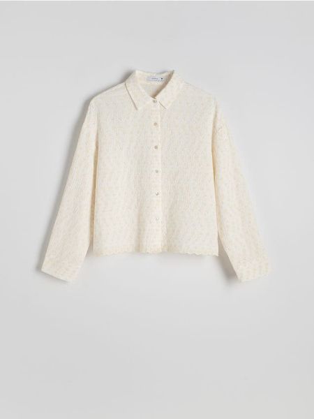 Bawełniana koszula z ażurowym haftem - złamana biel. Koszule Reserved, l, w ażurowe wzory, z bawełny, bez kołnierzyka, bez ramiączek. W wyprzedaży za 79.99 zł.