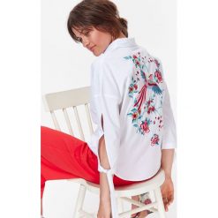 KOSZULA DŁUGI RĘKAW DAMSKA, BUTTON-DOWN, LUŹNA, Z HAFTEM NA PLECACH. Białe koszule TOP SECRET, z aplikacjami, z bawełny, eleganckie, bez kołnierzyka, bez ramiączek. W wyprzedaży za 39.99 zł.