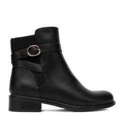 Botki DeeZee. Czarne botki DeeZee, bez wzorów, bez obcasa, na płaskiej podeszwie, bez zapięcia. Za 179.99 zł.
