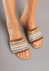 Brązowe Klapki Ozdobione Cyrkoniami i Frędzlami w Stylu Boho Ridivenna. Brązowe klapki Renee, bez wzorów, bez obcasa, na płaskiej podeszwie. Za 69.99 zł.