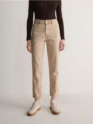 Jeansy mom fit - kremowy. Białe jeansy Reserved, bez wzorów, z podwyższonym stanem. W wyprzedaży za 99.99 zł.