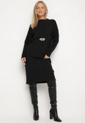 Czarna Sweterkowa Sukienka z Wiskozą i Broszką Tinarrea. Czarne sukienki Born2be, do pracy, z aplikacjami, z wiskozy, biznesowe, bez kołnierzyka, bez ramiączek, midi, sportowe. Za 129.99 zł.