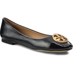 Baleriny TORY BURCH - Chelsea Cap - Toe Ballet 46882 Perfect Navy 416. Niebieskie baleriny Tory Burch, bez wzorów, z lakierowanej skóry, bez obcasa. W wyprzedaży za 599.00 zł.