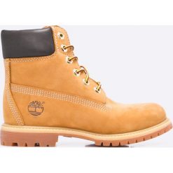Timberland - Botki Premium. Botki Timberland, bez wzorów, z materiału, z okrągłym noskiem, bez obcasa, na obcasie, bez zapięcia. W wyprzedaży za 799.90 zł.