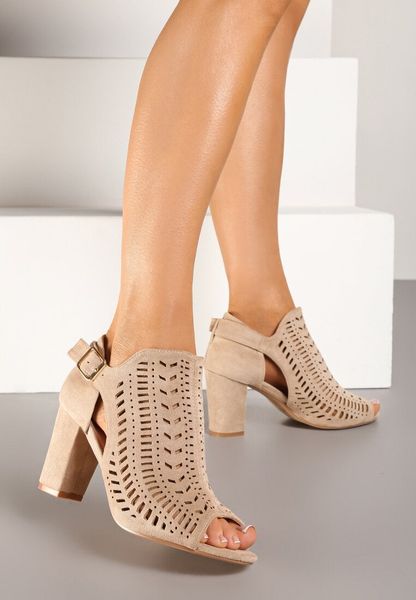 Beżowe Sandały Vices na Słupku z Ażurowym Wzorem Klamrą i Wycięciem Feliyra. Brązowe sandały Renee, w ażurowe wzory, z jeansu, eleganckie, z otwartym noskiem, bez obcasa, na obcasie, bez zapięcia. Za 139.99 zł.