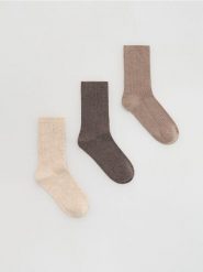 Skarpetki z wełną 3 pack - brązowy. Brązowe skarpety Reserved, bez wzorów, z wełny. Za 69.99 zł.