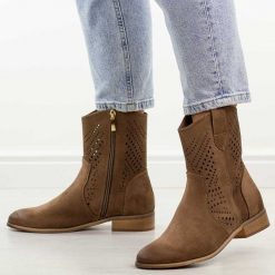 Beżowe ażurowe zamszowe botki damskie Potocki 12455. Brązowe botki POTOCKI, na jesień, w ażurowe wzory, z jeansu, bez obcasa, na płaskiej podeszwie, bez zapięcia. Za 229.00 zł.