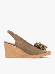 Jasnobrązowe sandały na koturnie z kwiatem. Brązowe sandały Ryłko, bez wzorów, ze skóry, eleganckie, z okrągłym noskiem, bez obcasa, na koturnie, bez zapięcia. Za 399.99 zł.