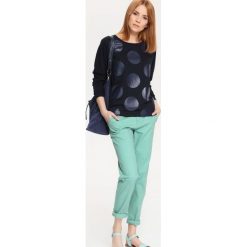 BLUZA DAMSKA. Bluzy TOP SECRET, bez wzorów, bez kaptura. W wyprzedaży za 39.99 zł.