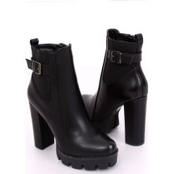 Botki na platformie czarne NS069P Black. Czarne botki ButyModne, bez wzorów, bez obcasa, na platformie, bez zapięcia. W wyprzedaży za 179.00 zł.