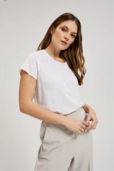 Koszula ozdobiona koralikami na dekolcie biała. Białe koszule MOODO, xs, bez wzorów, bez kołnierzyka, bez ramiączek. W wyprzedaży za 44.99 zł.