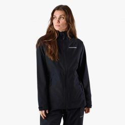 Kurtka przeciwdeszczowa damska Swedemount Orust Rain Jacket wodoodporna. Czarne kurtki sportowe SWEDEMOUNT, bez wzorów, bez kaptura. Za 329.99 zł.