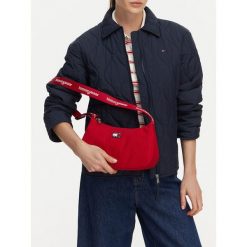 Torebka Tommy Jeans. Czerwone torebki klasyczne Tommy Jeans, bez wzorów, z jeansu, bez dodatków. Za 249.99 zł.