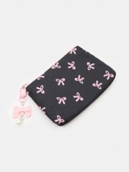 Portfel saszetka z nadrukiem w kokardki z zawieszką - czarny. Czarne torby na ramię Sinsay, bez wzorów, z nadrukiem, bez dodatków. Za 15.99 zł.