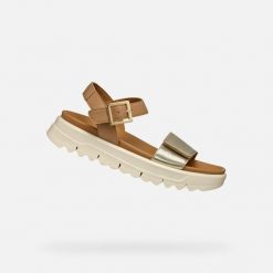 Damskie sandały na koturnie Geox Xand. Brązowe sandały Geox, bez wzorów, eleganckie, bez obcasa, na koturnie, bez zapięcia. Za 471.50 zł.
