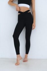 Legginsy do jogi Moonholi V-shape z długimi nogawkami. Czarne legginsy MOONHOLI, l, bez wzorów, z elastanu, na jogę i pilates. Za 199.00 zł.