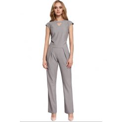 Kombinezon z dekoltem moe305. Szare szorty MOE, bez wzorów, eleganckie. W wyprzedaży za 139.00 zł.