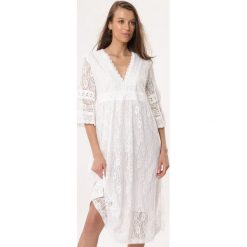 Biała Sukienka Born. Białe sukienki Born2be, l, bez wzorów, z koronki, boho, bez kołnierzyka, bez ramiączek, midi. Za 109.99 zł.