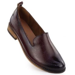 Półbuty damskie lordsy lakierowane bordowe Potocki 19337. Czerwone lordsy POTOCKI, bez wzorów, z lakierowanej skóry, bez obcasa, bez zapięcia. Za 159.99 zł.