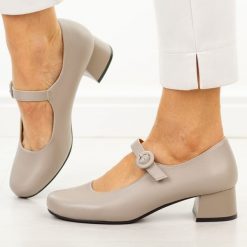 C.Szare półbuty damskie Sergio Leone Pb416. Szare czółenka Sergio Leone, bez wzorów, z materiału, z okrągłym noskiem, bez obcasa, na obcasie, bez zapięcia. Za 179.00 zł.