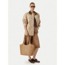 Torebka Calvin Klein. Brązowe shopper Calvin Klein, bez wzorów, bez dodatków. Za 529.99 zł.