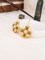 L'Atelier de Gaia Pozłacane kolczyki z perłami i labradorytem rozmiar: onesize. Szare kolczyki L'Atelier de Gaia, z labradorytem, pozłacane, z zapięciem typu bigiel. Za 105.14 zł.