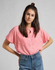 LEE CAP SLEEVE SHIRT DAMSKA KOSZULA KRÓTKI RĘKAW CHERRY BLOSSOM L46FZBQJ 112110920. Czerwone koszule Lee, l, bez wzorów, bez kołnierzyka, bez ramiączek. Za 129.99 zł.
