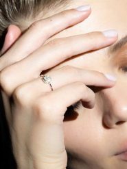 Maison héritage PARIS Złoty pierścionek "Solitaire Regina" z diamentami rozmiar: 56. Szare pierścionki Maison héritage PARIS, z diamentem, złote. Za 1,391.99 zł.