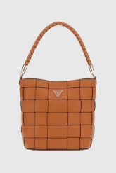 GUESS Brązowa torebka damska Maylee Bucket. Brązowe torebki klasyczne Guess, z aplikacjami, ze skóry ekologicznej, bez dodatków. W wyprzedaży za 503.99 zł.