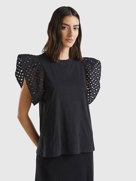 Benetton Bluzka w kolorze czarnym rozmiar: M. Czarne bluzki Benetton, m, bez wzorów, bez kołnierzyka, bez ramiączek. Za 70.41 zł.