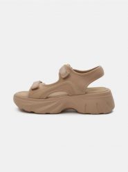 Sandały na platformie z rzepami - beżowy. Brązowe sandały Sinsay, bez wzorów, bez obcasa, na platformie, bez zapięcia. Za 69.99 zł.