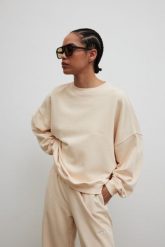 Bluza damska o kroju regular fit w kolorze BISQUIT- PHENIX-UNI. Brązowe bluzy Marsala, uniwersalny, bez wzorów, z bawełny, bez kaptura. Za 279.90 zł.