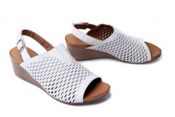 PIAZZA 910135-03 weiss, sandały damskie. Białe sandały Piazza, bez wzorów, ze skóry, bez obcasa, na koturnie, bez zapięcia. Za 239.93 zł.