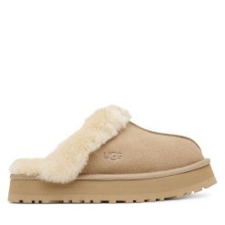 Kapcie Ugg. Brązowe obuwie domowe UGG, bez wzorów, bez zapięcia. Za 529.99 zł.