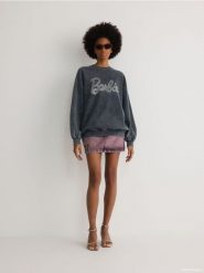 Bluza z cyrkoniowym logo Barbie™ - ciemnoszary. Szare bluzy Reserved, l, bez wzorów, bez kaptura. W wyprzedaży za 139.99 zł.