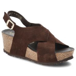Sandały damskie Yokono, cholewka ze skóry naturalnej zamszowej z szerokimi krzyżującymi się paskami na rzep, brązowe, Bari-263. Brązowe sandały Yokono, bez wzorów, ze skóry, bez obcasa, na koturnie, bez zapięcia. Za 309.00 zł.