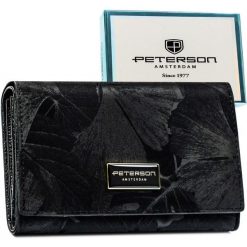 Poziomy, duży portfel damski ze skóry naturalnej i ekologicznej w czarnym kolorze Peterson PTN PS112-MLF. Czarne portfele Peterson, z aplikacjami, ze skóry. Za 139.99 zł.