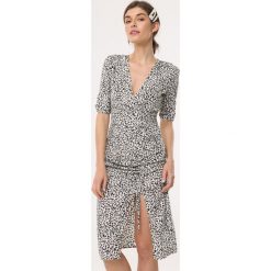 Biała Sukienka Coverless. Białe sukienki Born2be, na lato, l, bez wzorów, z materiału, bez kołnierzyka, bez ramiączek, midi. Za 99.99 zł.