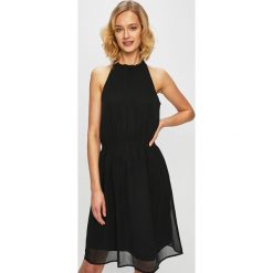 Jacqueline de Yong - Sukienka. Czarne sukienki Jacqueline de Yong, na co dzień, bez wzorów, z materiału, casualowe, bez kołnierzyka, bez ramiączek, mini, proste. W wyprzedaży za 89.90 zł.
