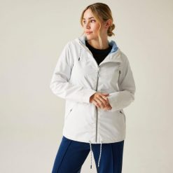 Kurtka turystyczna przeciwdeszczowa damska Bayletta wodoodporna. Białe kurtki sportowe Regatta, bez wzorów, bez kaptura, trekkingowe. Za 94.99 zł.