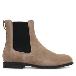 Sztyblety BOSS. Brązowe botki Boss, bez wzorów, bez obcasa, na płaskiej podeszwie, bez zapięcia. Za 659.99 zł.