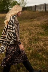 Dwukolorowy szalik. Szaliki MOODO, bez wzorów, z poliesteru. W wyprzedaży za 23.99 zł.